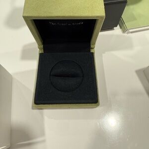 Van Cleef & Arpels ring box